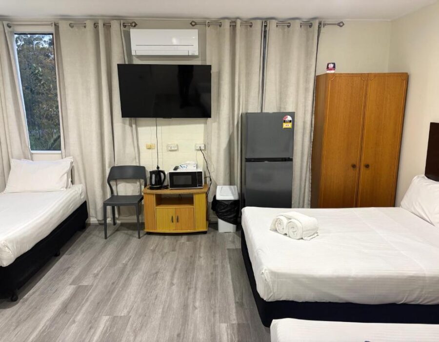 Family-Room with 1 Queen Bed and 3 Single Beds